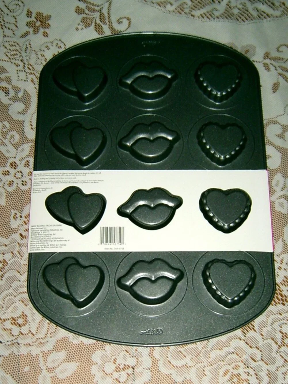 Wilton 12-Cavity Non-Stick Valentine Cookie Pan NWT